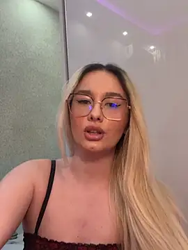 Snapshot of mollyxxx chatting on 04.26.26 mollyxxx online show from 04.26.26