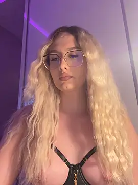 Snapshot of mollyxxx chatting on 05.18.26 mollyxxx online show from 05.18.26
