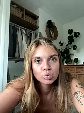 Snapshot of jessieamy chatting on 09.22.25 jessieamy online show from 09.22.25