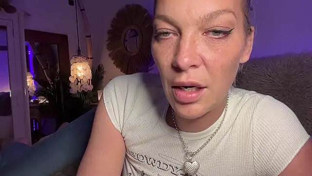 cyberchickie maria online show from 02.28.25