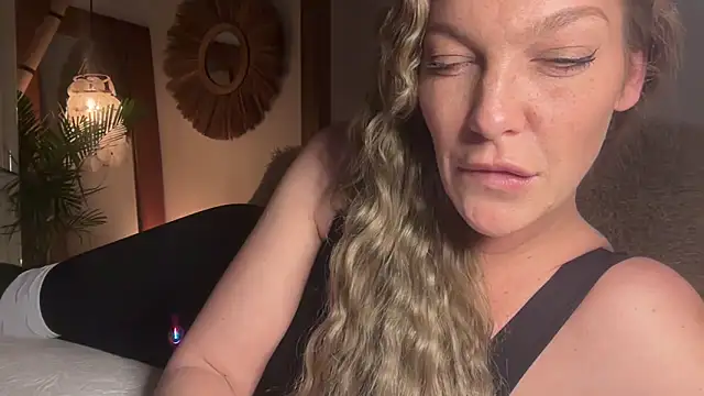 cyberchickie maria online show from 03.22.25