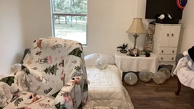 Snapshot of magicsparkles chatting on 12.05.24 magicsparkles online show from 12.05.24