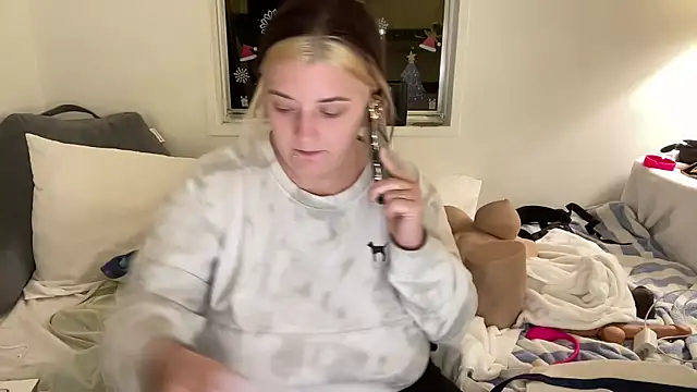 Snapshot of magicsparkles chatting on 01.04.25 magicsparkles online show from 01.04.25