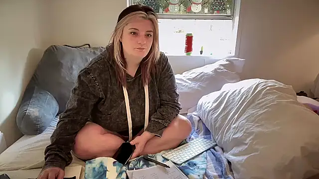 Snapshot of magicsparkles chatting on 01.14.25 magicsparkles online show from 01.14.25