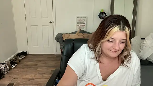 Snapshot of magicsparkles chatting on 02.04.25 magicsparkles online show from 02.04.25