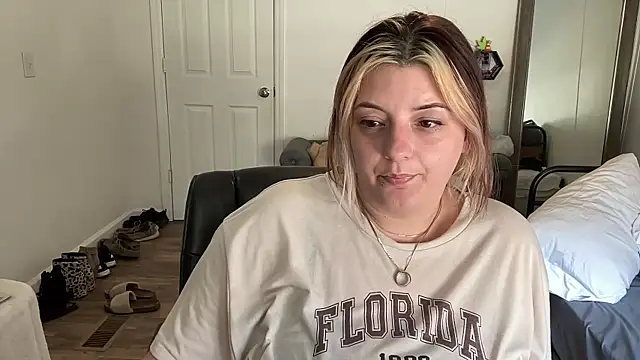 Snapshot of magicsparkles chatting on 02.05.25 magicsparkles online show from 02.05.25