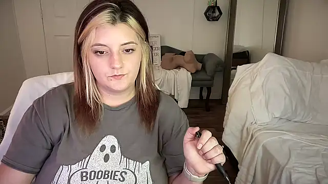 Snapshot of magicsparkles chatting on 02.18.25 magicsparkles online show from 02.18.25