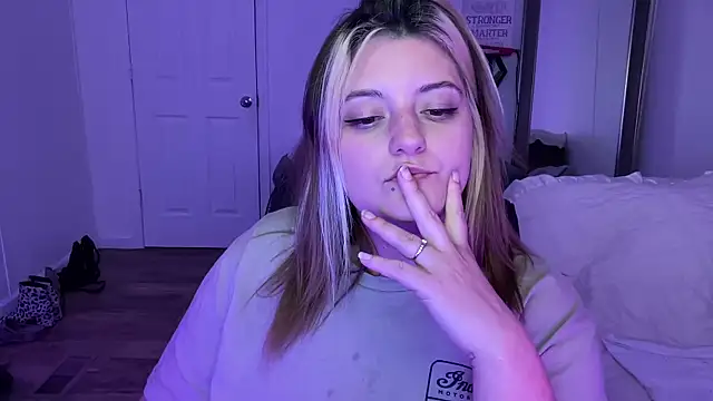 Snapshot of magicsparkles chatting on 03.13.25 magicsparkles online show from 03.13.25