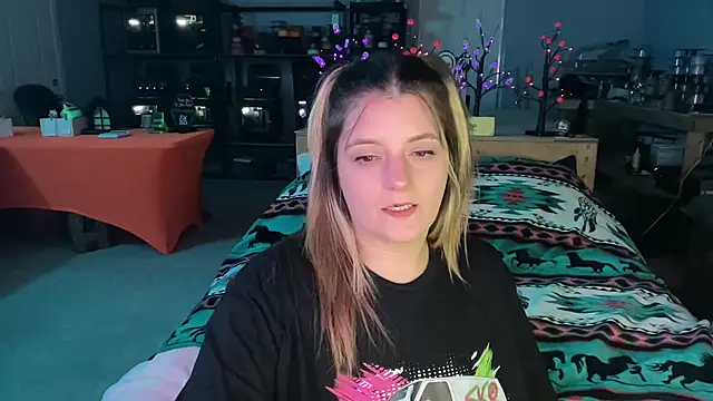 Snapshot of magicsparkles chatting on 10.08.25 magicsparkles online show from 10.08.25