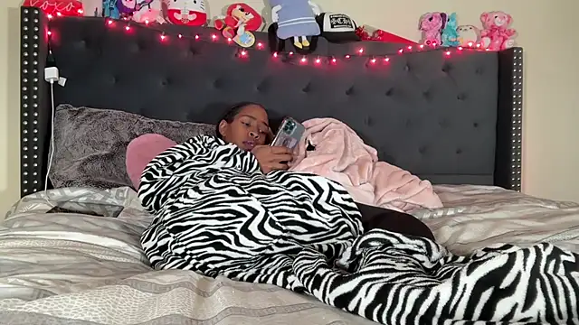 Snapshot of Cum2Charm chatting on 10.26.25 Cum2Charm online show from 10.26.25