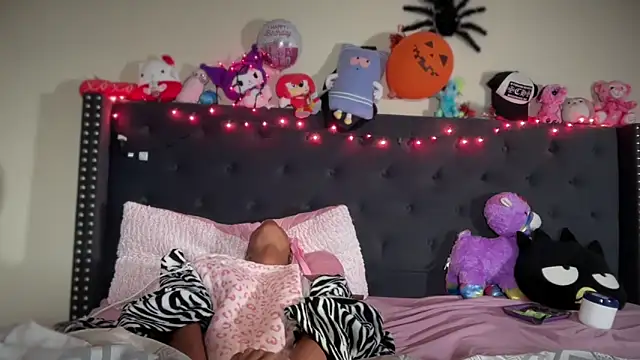 Snapshot of Cum2Charm chatting on 10.31.25 Cum2Charm online show from 10.31.25