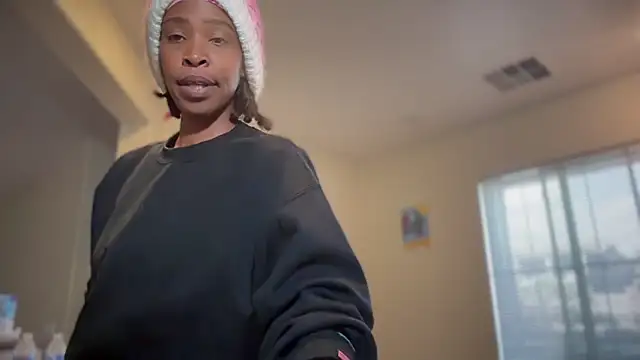 Snapshot of Cum2Charm chatting on 11.20.25 Cum2Charm online show from 11.20.25