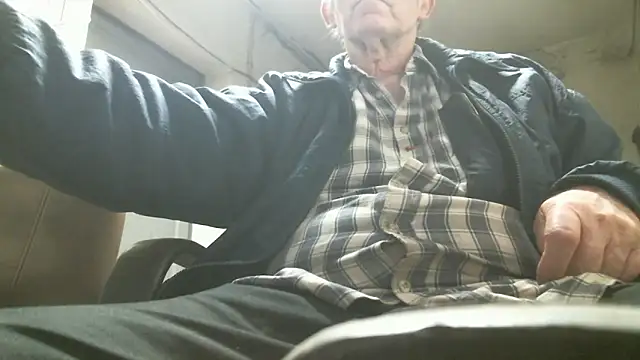 Snapshot of HaraldGermany chatting on 12.17.25 HaraldGermany online show from 12.17.25