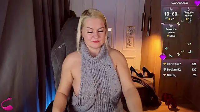 Snapshot of YolandaKiss chatting on 01.28.25 YolandaKiss online show from 01.28.25