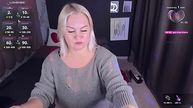 Snapshot of YolandaKiss chatting on 10.10.25 YolandaKiss online show from 10.10.25
