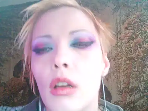 Snapshot of WildMissNiks chatting on 02.01.25 WildMissNiks online show from 02.01.25