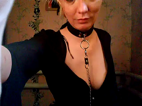 Snapshot of WildMissNiks chatting on 10.28.25 WildMissNiks online show from 10.28.25