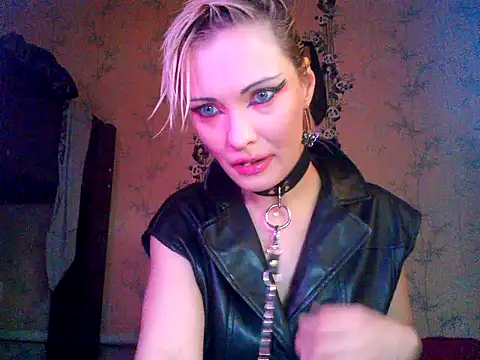 Snapshot of WildMissNiks chatting on 11.14.25 WildMissNiks online show from 11.14.25
