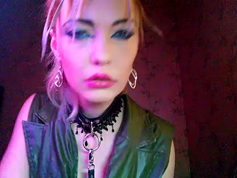 Snapshot of WildMissNiks chatting on 11.27.25 WildMissNiks online show from 11.27.25