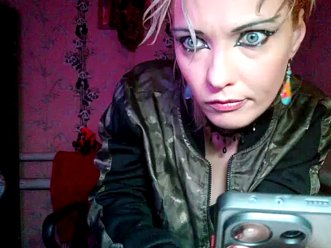 Snapshot of WildMissNiks chatting on 12.01.25 WildMissNiks online show from 12.01.25