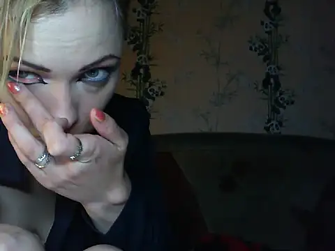 Snapshot of WildMissNiks chatting on 06.11.26 WildMissNiks online show from 06.11.26