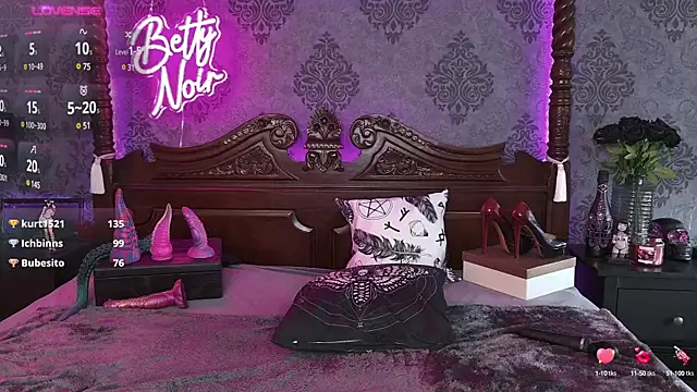 Snapshot of BettyNoir chatting on 03.04.25 BettyNoir online show from 03.04.25