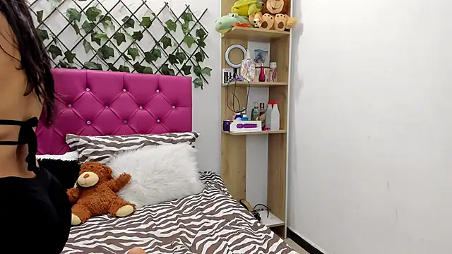 BellaBellosinia online show from 10.26.25