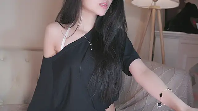 Snapshot of IsMiMi chatting on 10.24.25 IsMiMi online show from 10.24.25