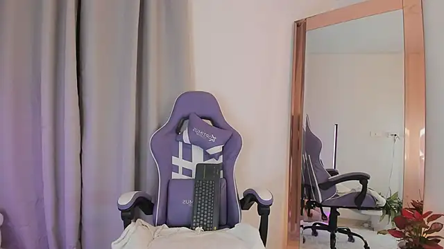 roxie gates  online show from 02.01.26