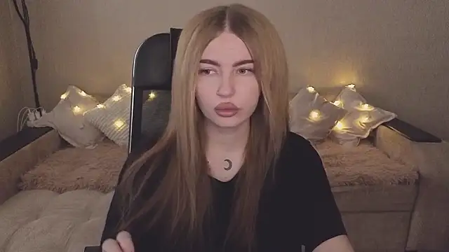 Snapshot of ViolettaLopez chatting on 10.13.25 ViolettaLopez online show from 10.13.25