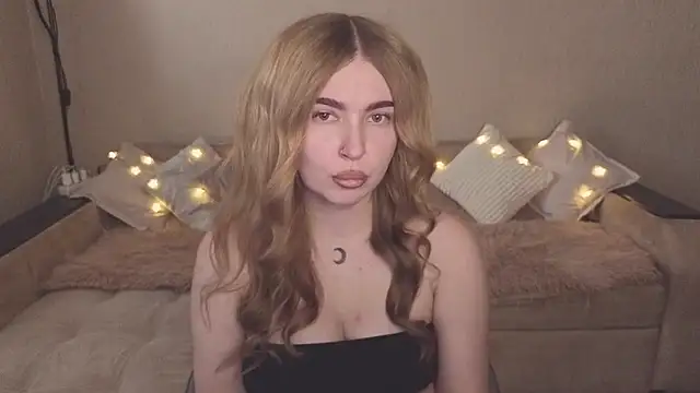 Snapshot of ViolettaLopez chatting on 10.21.25 ViolettaLopez online show from 10.21.25