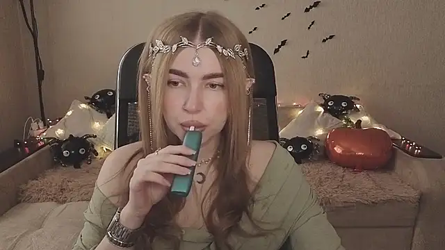 Snapshot of ViolettaLopez chatting on 10.30.25 ViolettaLopez online show from 10.30.25