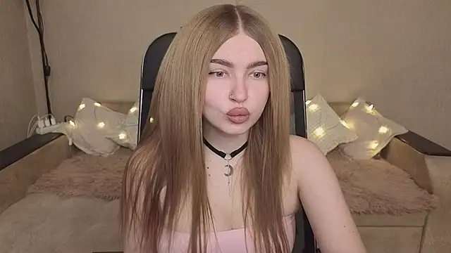 Snapshot of ViolettaLopez chatting on 11.24.25 ViolettaLopez online show from 11.24.25