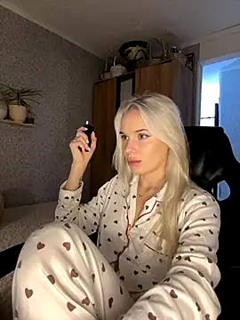 Snapshot of SIMBA_BOS chatting on 11.26.25 SIMBA BOS online show from 11.26.25