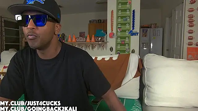 Snapshot of boomboomr00m chatting on 10.21.25 boomboomr00m online show from 10.21.25