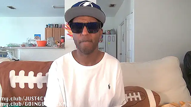 Snapshot of boomboomr00m chatting on 11.28.25 boomboomr00m online show from 11.28.25