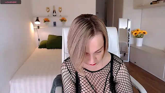 Tilly Eliot online show from 09.16.25