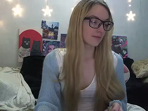 Snapshot of SecretSophia chatting on 09.25.25 SecretSophia online show from 09.25.25
