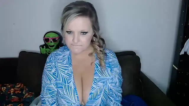 Snapshot of BigTitBarbie68 chatting on 10.19.25 BigTitBarbie68 online show from 10.19.25