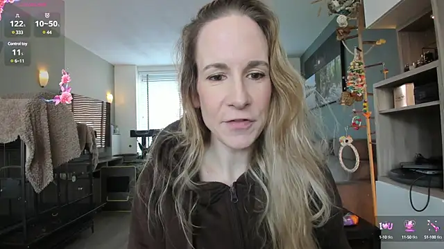 Snapshot of NaomiAndFriends chatting on 02.03.25 NaomiAndFriends online show from 02.03.25