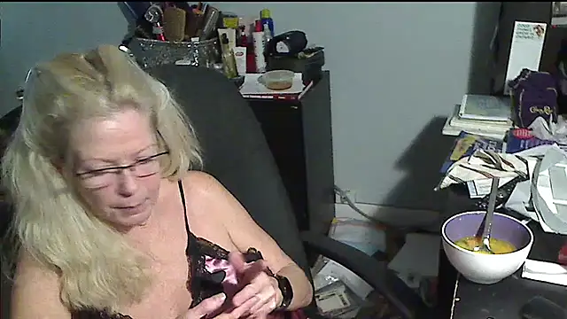 XTRAHORNYONE online show from 11.28.25