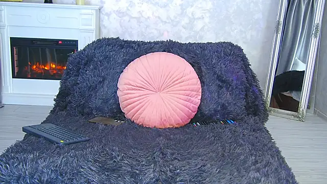 Snapshot of Michelle90u chatting on 11.17.25 Michelle90u online show from 11.17.25