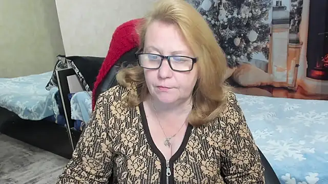 Snapshot of Frau_Marta chatting on 12.13.25 Frau Marta online show from 12.13.25