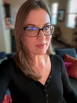 MaiseKnox online show from 10.15.25