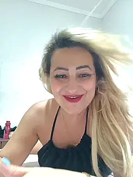 Snapshot of vivifernades chatting on 03.05.25 vivifernades online show from 03.05.25