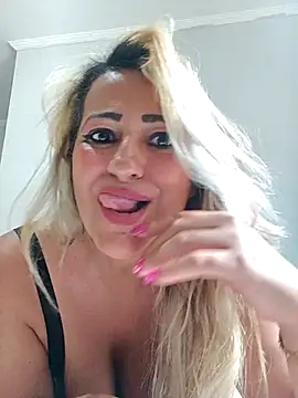 Snapshot of vivifernades chatting on 11.05.25 vivifernades online show from 11.05.25