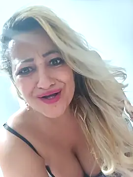 Snapshot of vivifernades chatting on 11.26.25 vivifernades online show from 11.26.25