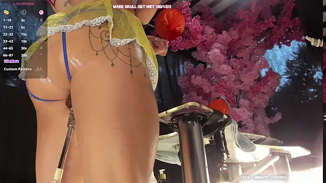 Snapshot of alise_MULTIVIEW_parker chatting on 10.29.25 alise MULTIVIEW parker online show from 10.29.25