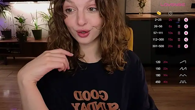 Snapshot of AliceKingsleigh chatting on 03.04.25 AliceKingsleigh online show from 03.04.25