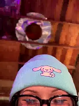 Snapshot of BlaizeyBBy chatting on 10.26.25 BlaizeyBBy online show from 10.26.25